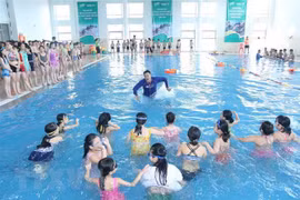 Một buổi học bơi của học sinh nữ. (Nguồn: TTXVN)