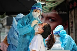 Lấy mẫu xét nghiệm cho toàn bộ người dân phố Nguyễn Đình Chiểu, phường Lê Đại Hành, Hà Nội. (Ảnh: Thành Đạt/TTXVN)