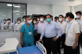 Thủ tướng Phạm Minh Chính kiểm tra Khu điều trị với các giường bệnh tiêu chuẩn và trang thiết bị y tế hiện đại.(Ảnh: Dương Giang/TTXVN)