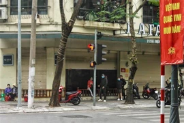 Một số quán càphê trên phố Bà Triệu (Hà Nội) vẫn mở nhưng chuyển sang hình thức bán mang về hoặc bán qua mạng. (Ảnh: Minh Nghĩa/TTXVN)