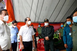 Thứ trưởng Bộ Lao động, Thương binh và Xã hội Nguyễn Văn Hồi (giữa) kiểm tra tình hình phòng, chống dịch tại Cơ sở cai nghiện ma túy Bố Lá (xã Phước Hòa, huyện Phú Giáo, tỉnh Bình Dương). (Ảnh: TTXVN phát)