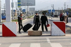 Người dân Palestine đi qua cửa khẩu Rafah ở khu vực biên giới phía Nam Dải Gaza, giáp Ai Cập ngày 9/2/2021. (Ảnh: AFP/TTXVN)