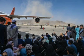 Đám đông người sơ tán chờ đợi được rời khỏi Afghanistan tại sân bay quốc tế ở Kabul ngày 16/8/2021 khi Taliban tuyên bố kiểm soát quốc gia Tây Nam Á. (Ảnh: AFP/TTXVN)