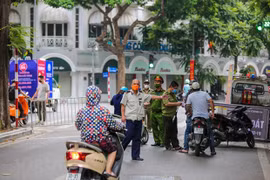 Công an Hà Nội lập chốt kiểm soát COVID-19 tại nhiều tuyến phố trung tâm Thủ đô. (Ảnh: Minh Sơn/Vietnam+)