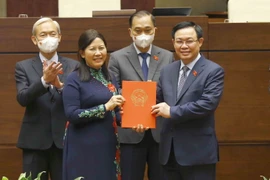 Chủ tịch Quốc hội Vương Đình Huệ trao Nghị quyết của Quốc hội đối với chức danh Tổng Thư ký Quốc hội, Chủ tịch Hội đồng Dân tộc, Chủ nhiệm các Ủy ban của Quốc hội và Tổng Kiểm toán Nhà nước. (Ảnh: Doãn Tấn/TTXVN)