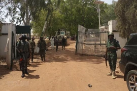 Lực lượng an ninh Nigeria gác tại một cổng trường. (Ảnh: AFP/TTXVN)