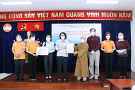 Bà Tô Thị Bích Châu, Chủ tịch Ủy ban MTTQ Việt Nam Thành phố Hồ Chí Minh (thứ 4 từ trái sang) trao thư cảm ơn Thượng tọa Thích Nhật Từ và Quỹ Đạo Phật Ngày Nay-chùa Giác Ngộ. (Ảnh: Xuân Khu/TTXVN)