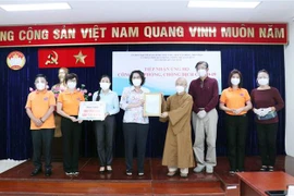 Bà Tô Thị Bích Châu, Chủ tịch Ủy ban MTTQ Việt Nam Thành phố Hồ Chí Minh (thứ 4 từ trái sang) trao thư cảm ơn Thượng tọa Thích Nhật Từ và Quỹ Đạo Phật Ngày Nay-chùa Giác Ngộ. (Ảnh: Xuân Khu/TTXVN)