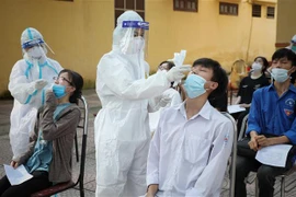 Lấy mẫu xét nghiệm cho thí sinh. (Nguồn: TTXVN)