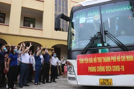 Lãnh đạo tỉnh Yên Bái và ngành y tế chia tay các thành viên Đoàn công tác lên đường hỗ trợ Thành phố Hồ Chí Minh chống dịch COVID-19. (Ảnh: Việt Dũng/TTXVN)