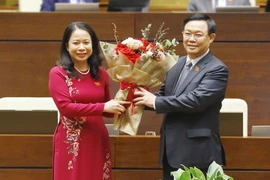  Chủ tịch Quốc hội Vương Đình Huệ tặng hoa chúc mừng Phó Chủ tịch nước Võ Thị Ánh Xuân. (Ảnh: Doãn Tấn/TTXVN)