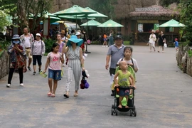 Khách du lịch tham quan Vinpearl Safari Phú Quốc tại đảo ngọc Phú Quốc (Kiên Giang). (Ảnh: Lê Huy Hải/TTXVN)