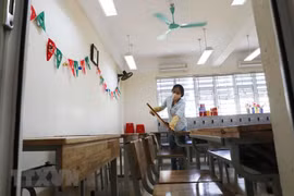 Vệ sinh khử khuẩn trường lớp. (Ảnh: TTXVN)