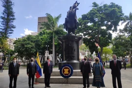 Trưởng Cơ quan đại diện ngoại giao các nước ASEAN tại Venezuela đặt vòng hoa tại Tượng đài Anh hùng dân tộc Venezuela Simon Bolivar. (Ảnh: TTXVN phát)