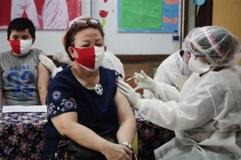 Tiêm vaccine ngừa COVID-19 cho người dân tại Jakarta, Indonesia ngày 17/8/2021. (Ảnh: THX/TTXVN)