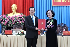 Bà Trương Thị Mai, Ủy viên Bộ Chính trị, Bí thư Trung ương Đảng, Trưởng Ban Tổ chức Trung ương trao Quyết định của Bộ Chính trị về việc điều động, phân công ông Lê Hồng Quang giữ chức Bí thư Tỉnh uỷ An Giang nhiệm kỳ 2020-2025. (Ảnh: Thanh Sang/TTXVN)
