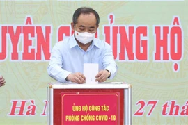 Chủ nhiệm Văn phòng Chủ tịch nước Lê Khánh Hải quyên góp ủng hộ. (Ảnh: Thống Nhất/TTXVN)