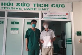 Bệnh nhân Lê Văn Ph. được xuất viện trở về với gia đình, tiếp tục cách ly theo quy định. (Ảnh: TTXVN phát)