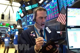 Hoạt động tại sàn giao dịch chứng khoán New York, Mỹ. (Ảnh: AFP/TTXVN)