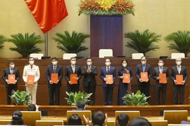 Chủ tịch Quốc hội Vương Đình Huệ trao Quyết định về việc thành lập Tổ đảng và chỉ định Tổ trưởng Tổ Đảng ở Thường trực Hội đồng Dân tộc, các Ủy ban của Quốc hội. (Ảnh: Doãn Tấn/TTXVN)