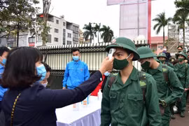 Các tân binh tuân thủ nghiêm các biện pháp phòng, chống COVID-19 tại lễ giao, nhận công dân nhập ngũ năm 2021. (Ảnh: TTXVN)