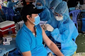Tổ chức tiêm vaccine miễn phí 100% cho công nhân '3 tại chỗ' tại Khu công nghiệp Việt Nam-Singapore. (Ảnh: Chí Tưởng/TTXVN)