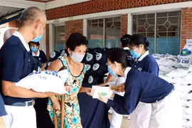 Trao quà cho các hội viên Hội Bảo trợ người khuyết tật và trẻ mồ côi Thành phố Hồ Chí Minh. (Ảnh minh họa: Xuân Khu/TTXVN)