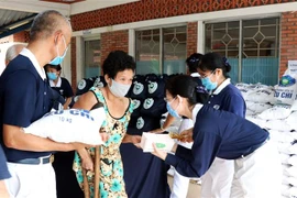 Trao quà cho các hội viên Hội Bảo trợ người khuyết tật và trẻ mồ côi Thành phố Hồ Chí Minh. (Ảnh minh họa: Xuân Khu/TTXVN)