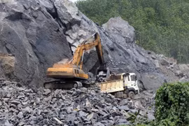Doanh nghiệp vẫn lén lút khai thác tại mỏ đá ở xã Thượng Long, huyện Nam Đông mặc dù đã hết thời gian cấp phép. (Ảnh: Đỗ Trưởng/TTXVN)