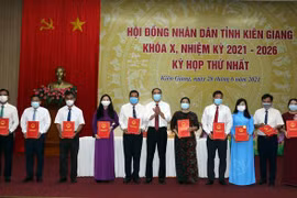 Trao kết quả xác nhận tư cách đại biểu HĐND tỉnh khóa X cho người trúng cử. (Ảnh: Lê Sen/TTXVN)