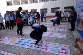 Các trò chơi dân gian mang đậm bản sắc văn hóa ba nước Việt Nam-Lào-Campuchia. (Ảnh: Hồng Đạt/TTXVN)