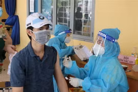 Tiêm vaccine Vero Cell tại điểm tiêm Trung tâm văn hóa phường Phú Lợi, thành phố Thủ Dầu Một, tỉnh Bình Dương. (Ảnh: Chí Tưởng/TTXVN)