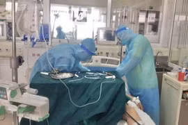 Nhân viên y tế Bệnh viện Bệnh Nhiệt đới Trung ương thực hiện nhiệm vụ. (Nguồn: TTXVN)
