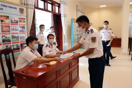 Cán bộ, chiến sỹ lấy phiếu bầu tại Trụ sở Cảnh sát biển Vùng 3. (Ảnh: Đoàn Mạnh Dương/TTXVN)