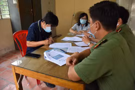 Huỳnh Miên Trường tại cơ quan công an. (Nguồn: Báo Sài Gòn Giải phóng)