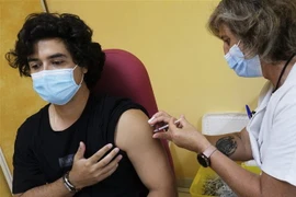 Tiêm vaccine ngừa COVID-19. (Nguồn: AFP/TTXVN)