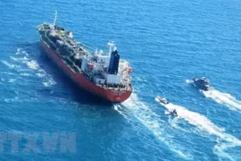 Các xuồng cao tốc của Lực lượng Vệ binh Cách mạng Hồi giáo Iran (IRGC) áp giải tàu chở dầu MT Hankuk Chemi mang cờ hiệu Hàn Quốc tại vùng Vịnh ngày 4/1/2021. (Ảnh: IRNA/TTXVN)