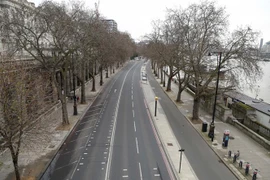 Cảnh vắng vẻ tại một tuyến phố ở trung tâm thủ đô London, Anh trong bối cảnh các biện pháp hạn chế được áp dụng để phòng dịch COVID-19 ngày 29/12/2020. (Ảnh: THX/TTXVN)
