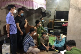 Đối tượng Sơn bị bắt quả tang khi đang nhận tiền. (Ảnh: TTXVN phát)