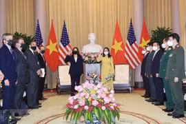 Phó Chủ tịch nước Võ Thị Ánh Xuân, Phó Tổng thống Hoa Kỳ Kamala Harris và các đại biểu tại buổi tiếp. (Ảnh: Trọng Đức/TTXVN)