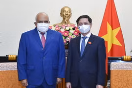 Bộ trưởng Bộ Ngoại giao Bùi Thanh Sơn và Đại sứ Cuba tại Việt Nam Orlando Nicolas Hermandez Guillen. (Ảnh: TTXVN)