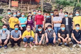 Các công dân nhập cảnh trái phép qua khu vực mốc 783 do Đồn Biên phòng Ngọc Chung (Cao Bằng) quản lý. (Ảnh: TTXVN phát)