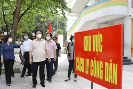 Bí thư Thành ủy Hà Nội Đinh Tiến Dũng kiểm tra Khu vực dự phòng cách ly y tế tại Trường Tiểu học Phú Thượng, phường Phú Thượng, quận Tây Hồ, Hà Nội hồi tháng 5/2021. (Ảnh: Nguyễn Điệp/TTXVN)