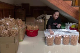 Người dân làm bánh nhãn Hồi Xuân tại huyện Quan Hóa, Thanh Hóa. (Ảnh: Nguyễn Nam/TTXVN)