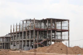 Một công trình xã hội đang được xây dựng tại Khu tái định cư Lộc An-Bình Sơn. (Ảnh: Công Phong/TTXVN)