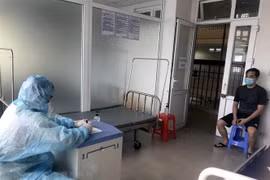 Cơ quan chức năng làm việc với Đào Duy Tùng. (Ảnh: TTXVN phát)