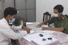 Đối tượng Vũ Toàn khai nhận tại cơ quan công an. (Ảnh: TTXVN phát)