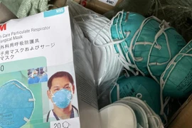 Lực lượng chức năng lập biên bản thu giữ toàn số hàng. (Ảnh: TTXVN phát)