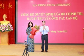 Ông Võ Văn Thưởng, Ủy viên Bộ Chính trị, Thường trực Ban Bí thư trao Quyết định của Bộ Chính trị điều động, bổ nhiệm bà Lâm Thị Phương Thanh giữ chức Phó Chánh Văn phòng Trung ương Đảng. (Ảnh: Phương Hoa/TTXVN)