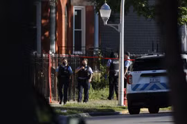 Cảnh sát tại hiện trường vụ xả súng. (Nguồn: Chicago Tribune)